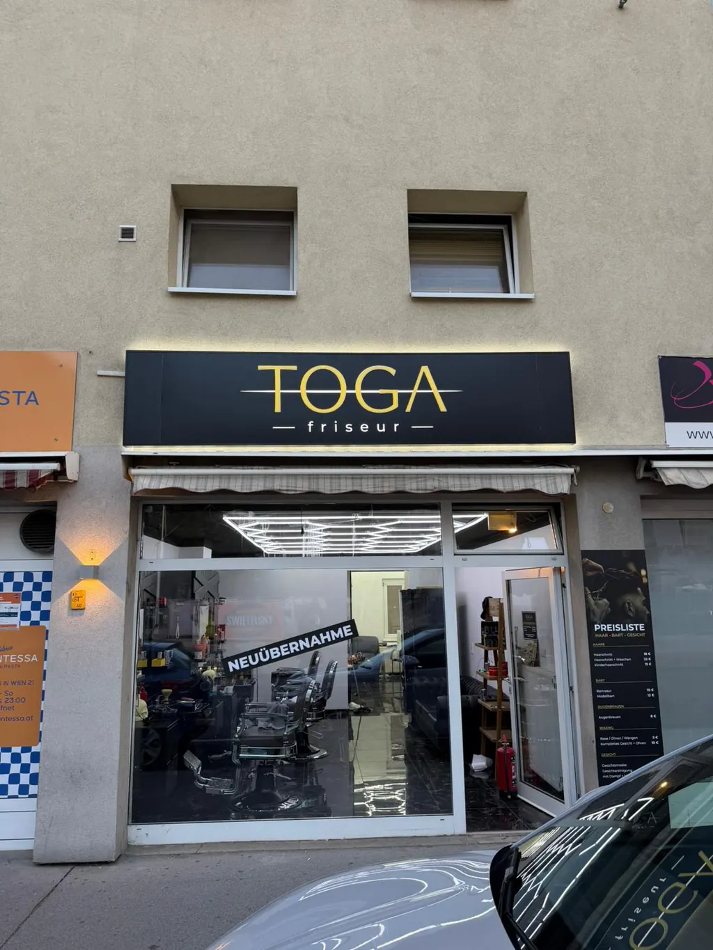 Die Fassade in der Brünner Straße 121 mit dem Leuchtschild über dem Eingang